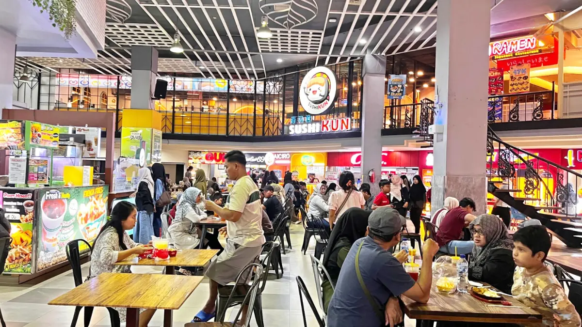 TREND POSITIF: Food Cort di salah satu Mal di Kota Malang ramai pengujung, kemarin. IKK pada Bulan Juli capai 126,8 poin.&nbsp;