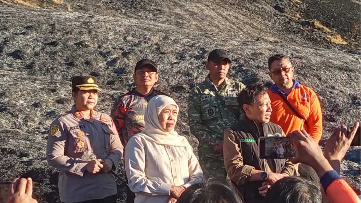 ATENSI: Gubernur Jatim Khofifah Indar parawansa (baju putih) memantau proses pemadaman karhutla, Jumat lalu (7/8).