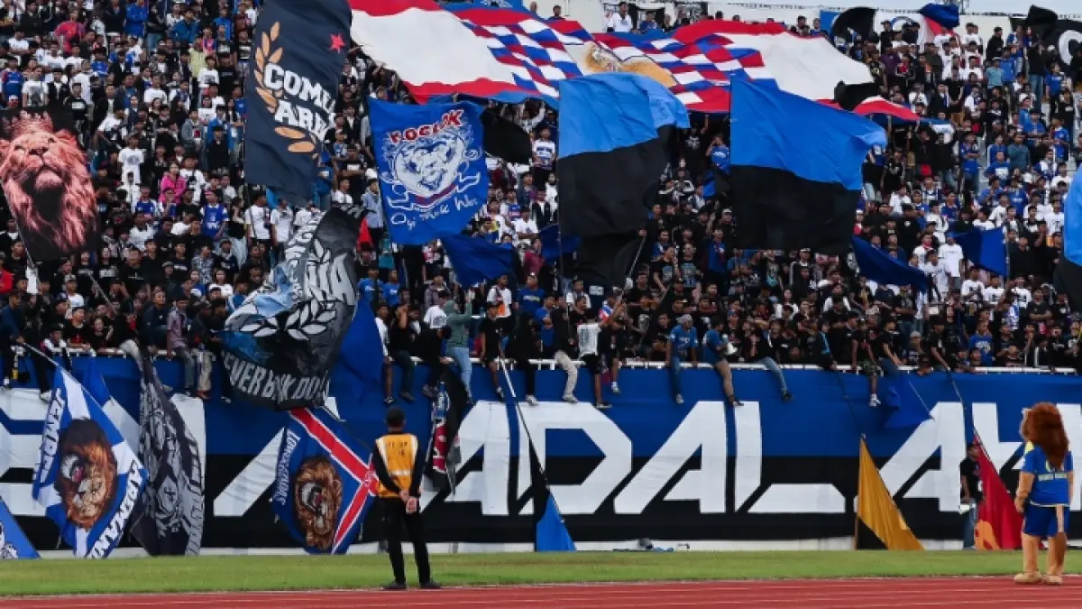DUKUNGAN PENUH: Aremania saat di Stadion Kanjuruhan.