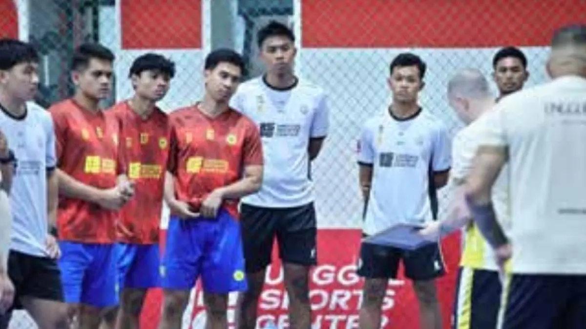 GENJOT FISIK: Penggawa Unggul FC Malang mengikuti sesi latihan di Unggul Sports Center, kemarin. MO Unggul FC Malang for Radar Malang