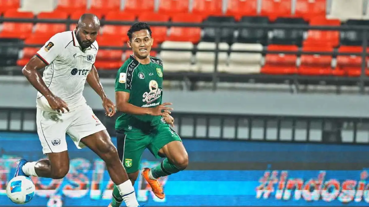 HARUS TINGKATKAN PERFORMA: Striker Arema FC Joel Vinicius (kiri) berusaha lepas dari penjagaan pemain Persebaya Surabaya dalam laga semifinal Piala Presiden 2026.