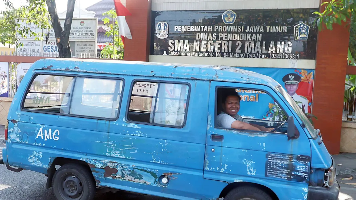 Mikrolet melintasi di depan SMAN 2 Malang. Sebagian di antaranya akan berfungsi sebagai angkot pelajar (Darmono/Radar Malang)