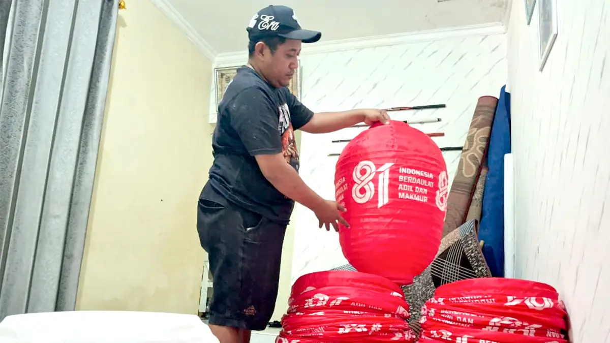 MOMEN PANEN: Muhammad Syamsudin, pengusaha lampion di Kecamatan Blimbing mengemasi hasil karyanya sebelum dikirim ke sejumlah tempat, kemarin.&nbsp;