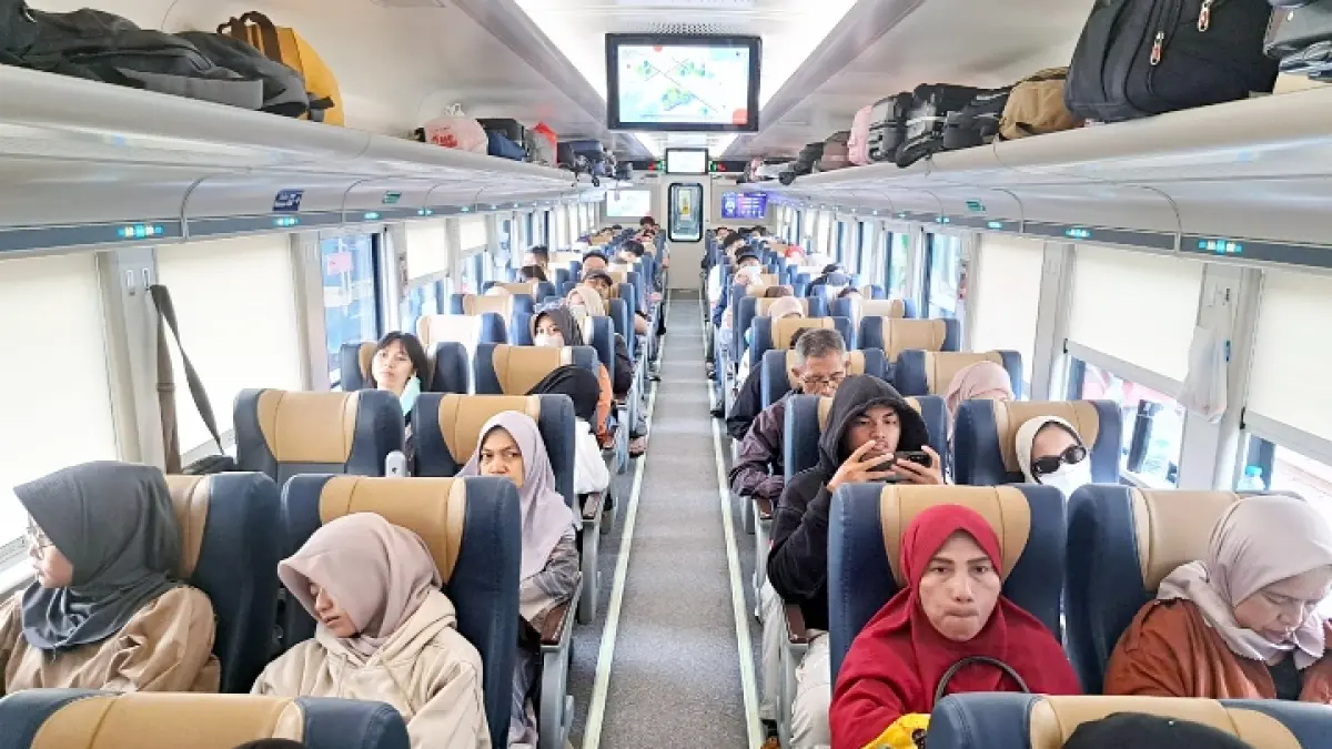 NAIK DIBANDING 2025: Sejumlah penumpang bersiap berangkat dari Stasiun Malang, beberapa waktu lalu. Foto:&nbsp;KAI Daop 8 Surabaya For Radar Malang&nbsp;