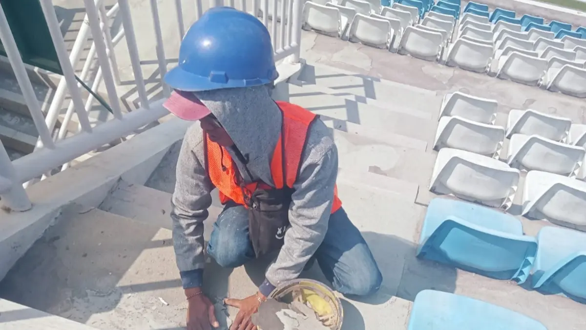 Pekerja memperbaiki lantai di tribun utara Stadion Kanjuruhan pekan lalu. (Dispora Kabupaten Malang for Radar Kanjuruhan)