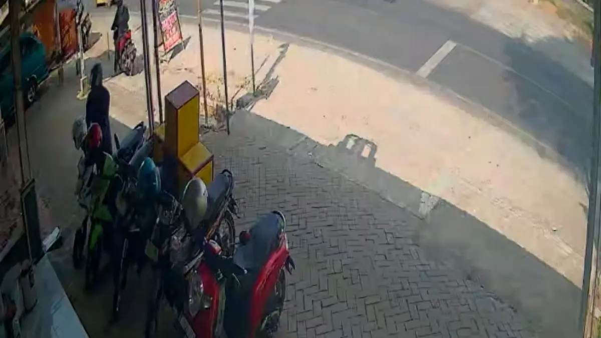 Rekaman CCTV memperlihatkan pencuri menggasak motor milik Eka Putra Wijaya, Sabtu (8/8) siang. (Eka Putra Wijaya for Radar Kanjuruhan)