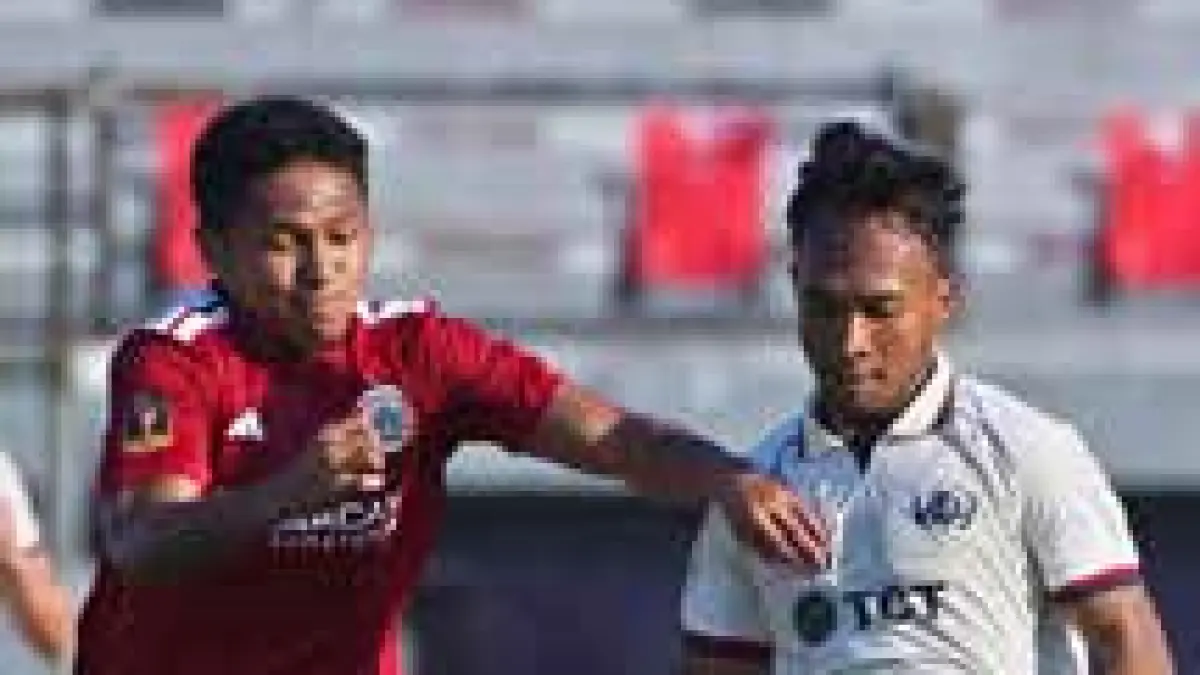 SIAP BERMAIN: Robi Darwis (kanan) berusaha lepas dari penjagaan pemain Persija Jakarta dalam laga perebutan tempat ketiga Piala Presiden, Kamis (6/8).