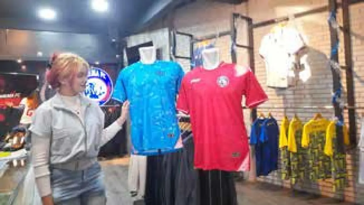 TINGKATKAN JANGKAUAN: Jersey penjaga gawang Singo Edan untuk kompetisi musim 2026/2027 dipajang di Official Store Arema FC.