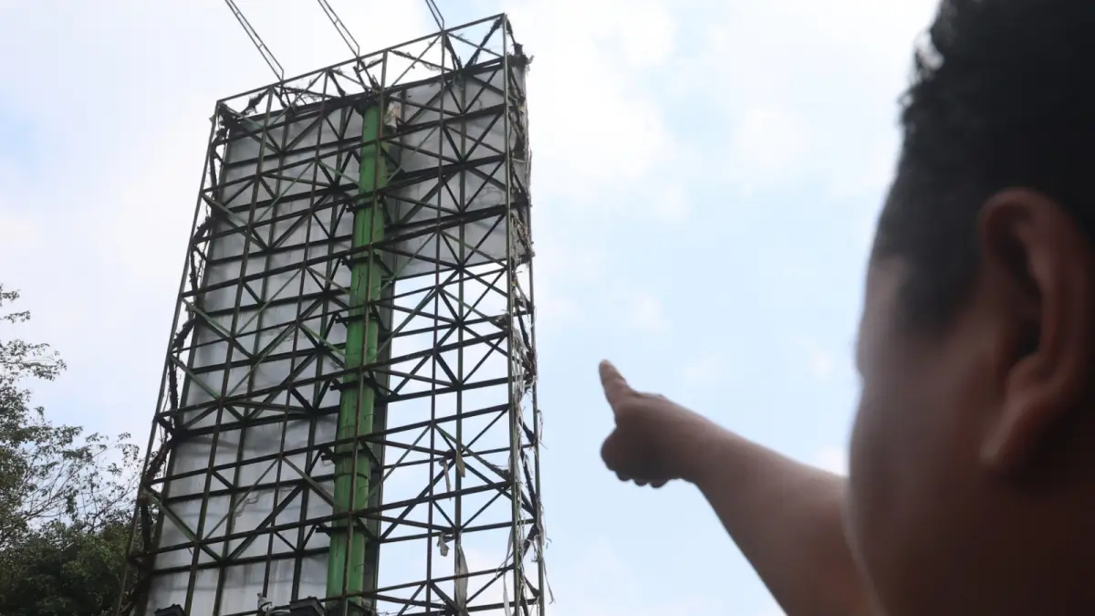 DICURI: Sejumlah plat aluminum Billboard milik PT Anugerah Citra Abadi (ACA) di Jalan Jaksa Agung Suprapto hilang setelah diteteli pencuri pada Minggu (9/8). (Foto: PT ACA)