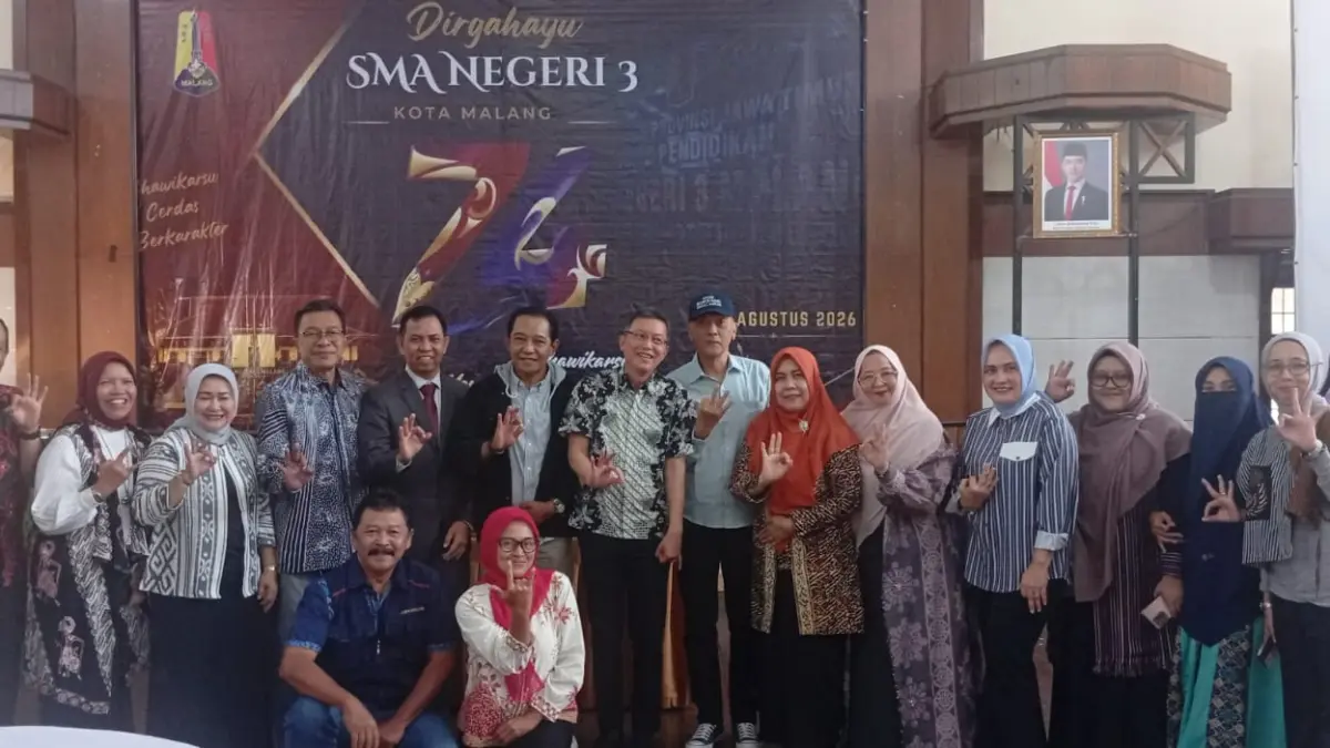 FULL SUPPORT: Tamu undangan dalam perayaan HUT ke-74 SMAN 3 Kota Malang, Jumat (7/8).