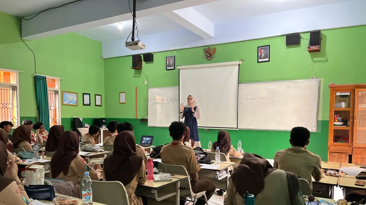 Guru SMAN 1 Kepanjen memberikan materi pelajaran kepada siswa di kelas. (Nahdiatul Affandiah/Radar Malang)