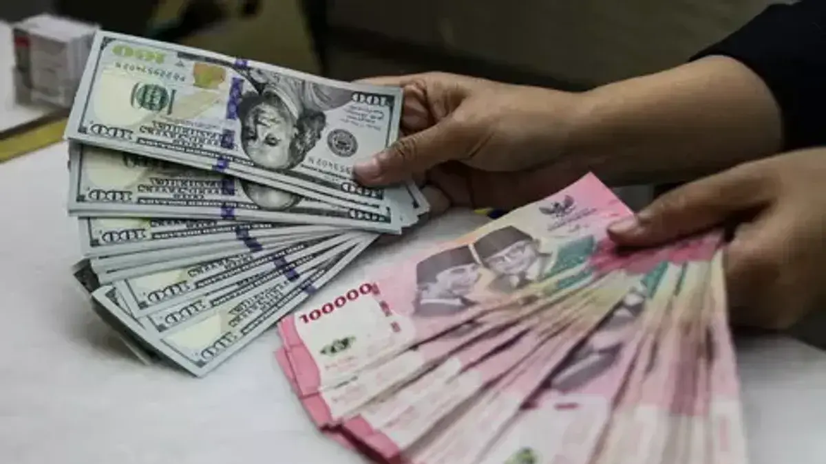 Ilustrasi penukaran mata uang dolar AS dan rupiah. (Foto: achmadnurhidayat.id)