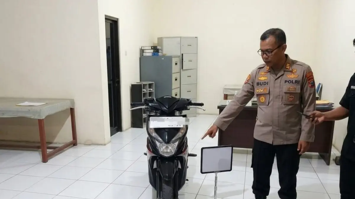 Kasihumas Polres Malang AKP M. Budiono menunjukkan kendaraan dan pakaian yang digunakan pelaku ketika mencuri motor milik petani di Turen.  (Humas Polres Malang)