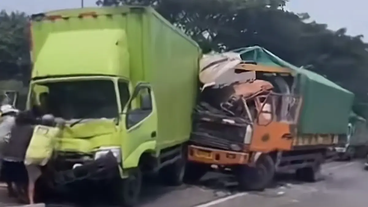 Kecelakaan beruntun di kawasan simpang 4 patung sapi pandaan (Dok. Tik tok)