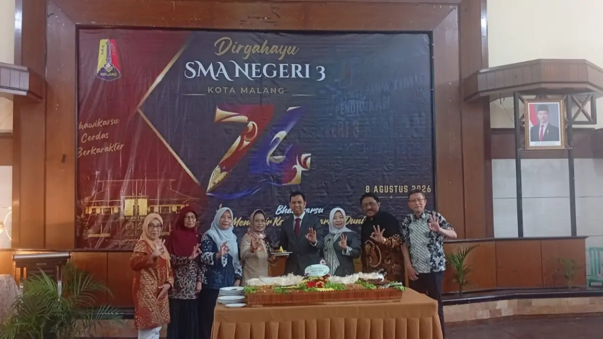 KOMITMEN: Acara pemotongan tumpeng oleh Kepala SMAN 3 Kota Malang Dr Sasongko SPd MM.