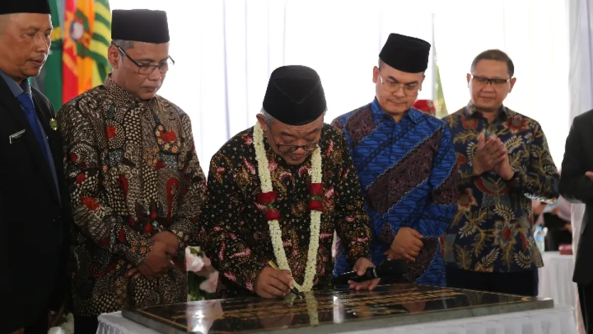 KOMITMEN: Menteri Pendidikan Dasar dan Menengah (Mendikdasmen) RI, Prof Dr Abdul Mu’ti, M.Ed bersama Kepala SMK Mutu, Munali, ST, M.Pd, dan Ketua PDM Kabupaten Malang, Nurul Humaidi, saat groundbreaking SMK Mutu Gondanglegi (9/8).