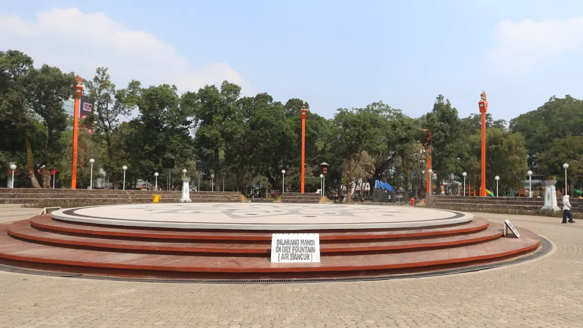 Kondisi area air mancur Alun-Alun Merdeka Malang siang hari (Darmono/Radar Malang)