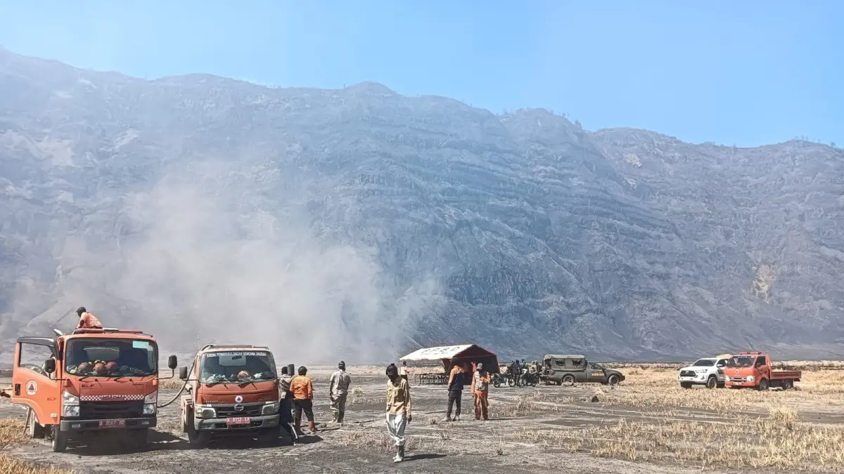 Personel BPBD Kabupaten Malang memadamkan titik api di Gunung Bromo pada Minggu (9/8). (BPBD Kabupaten Malang for Radar Kanjuruhan)
