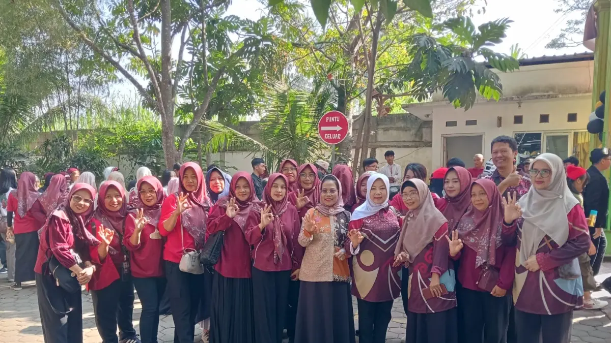 SEMANGAT: Ketua Komisi E DPRD Provinsi Jatim Dr Dra Sri Untari Bisowarno MAP (tengah) saat memberangkatkan Heksa Carnival, Jumat (7/8).