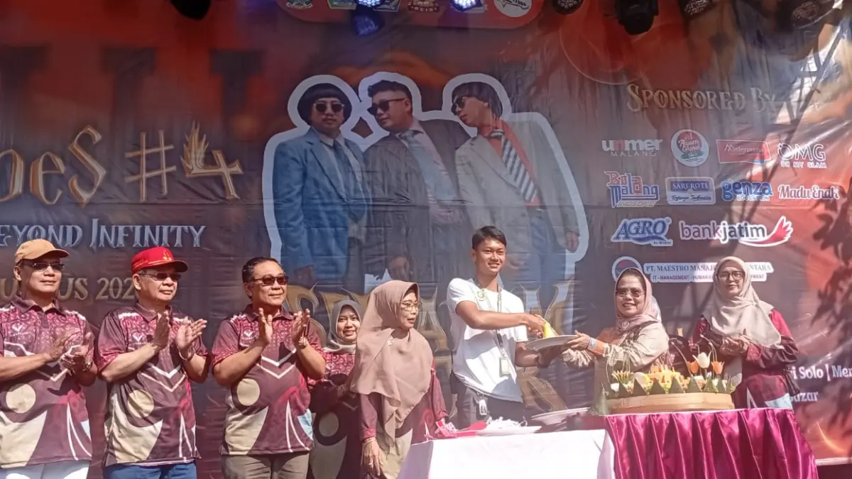 SIMBOLIS: Penyerahan tumpeng oleh Ketua Komisi E DPRD Provinsi Jatim Dr Dra Sri Untari Bisowarno MAP kepada Ketua OSIS SMAN 6 Kota Malang.