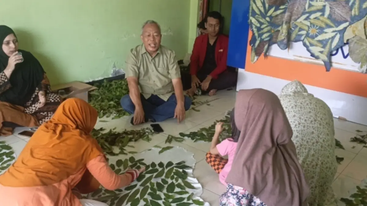 TERAMPIL: Proses praktik penataan daun sebagai bagian dari pelatihan pembuatan ecoprint.