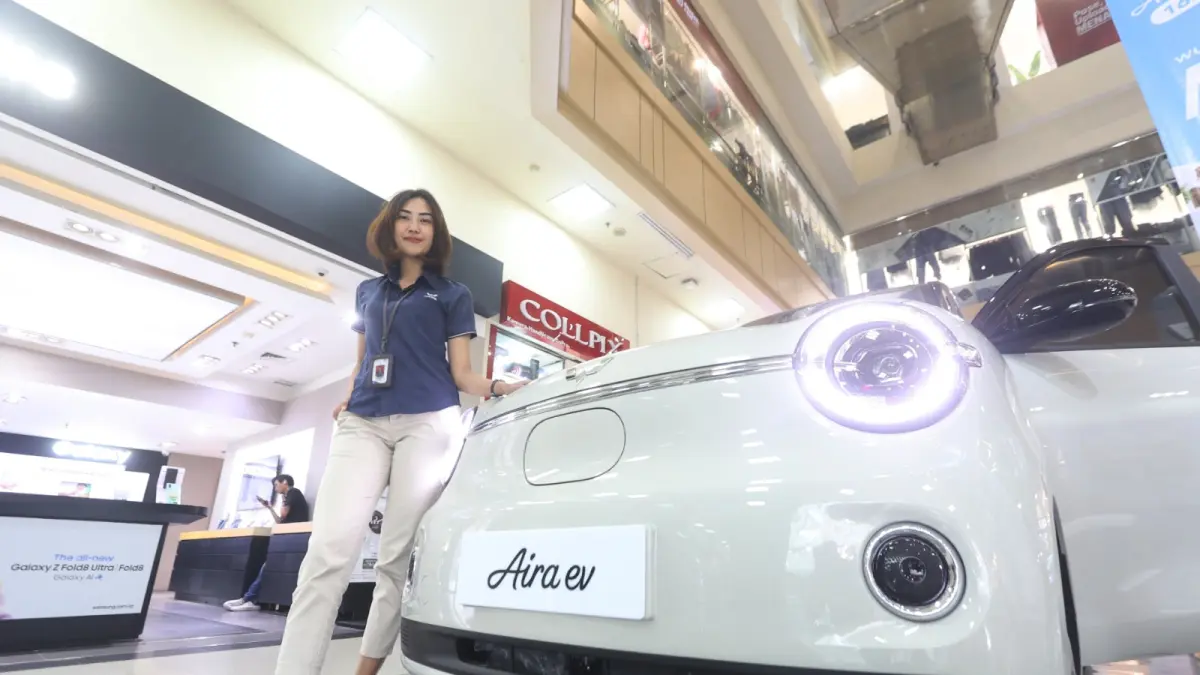 TUMBUH POSITIF: Wuling Aira EV jadi salah satu kendaraan yang hadir dalam pameran mobil listrik di Malang Town Square, kemarin (10/8). (foto: Darmono)