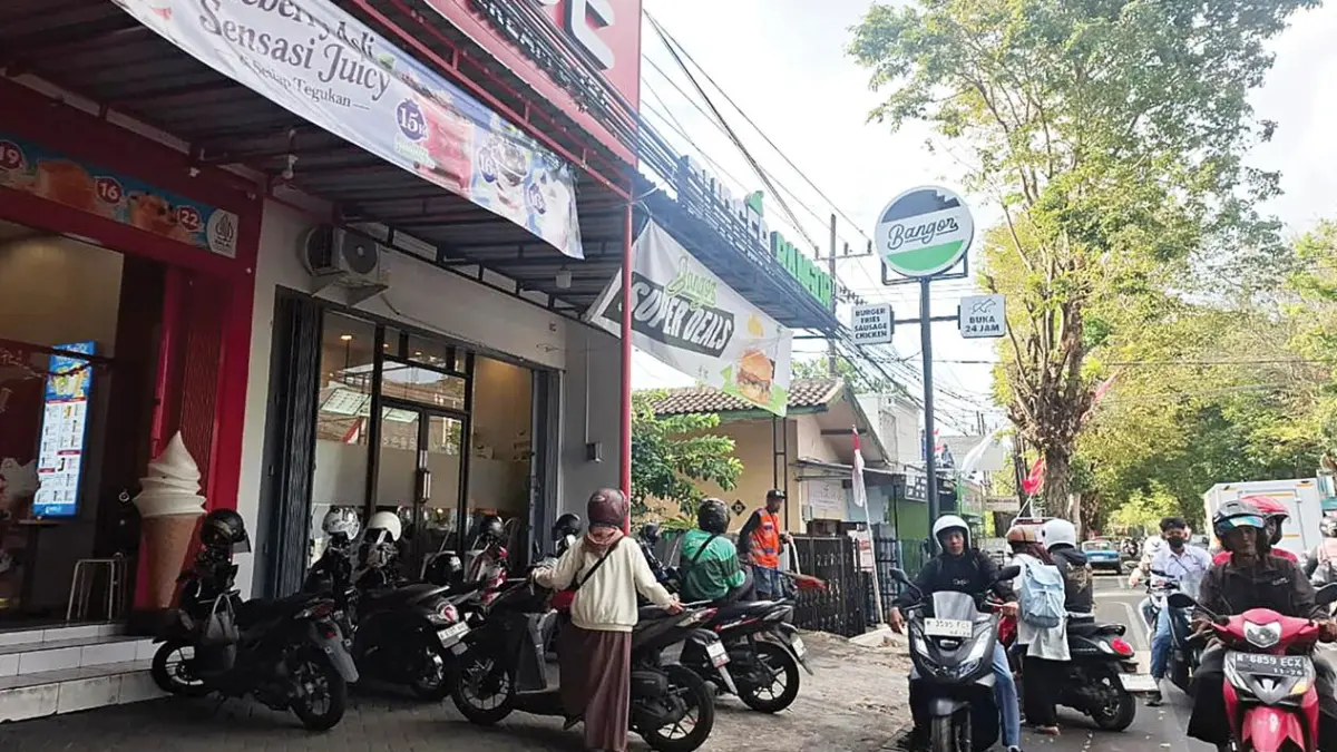 Beberapa sepeda motor parkir di Jalan Ahmad Yani, Kepanjen.