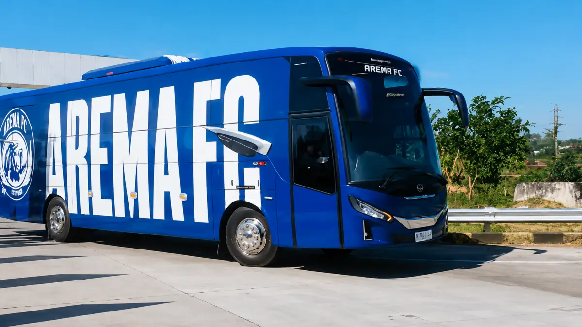 Bus Arema FC melintasi pintu keluar Tol Lawang. (MO Arema FC)