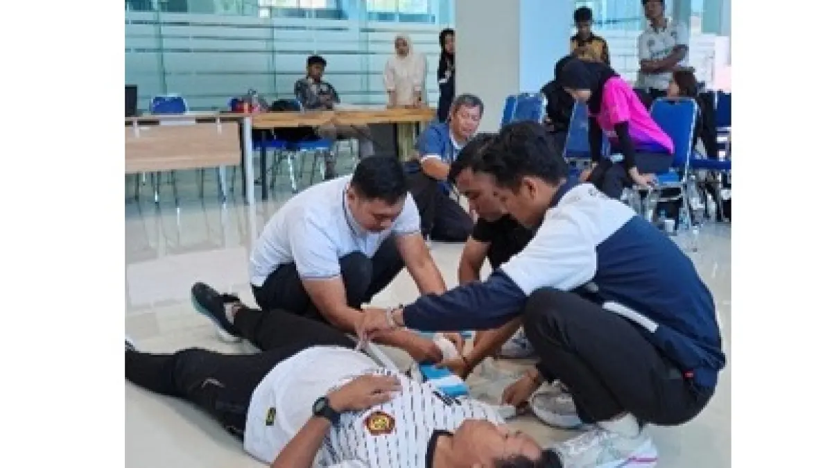 Dok. Pemaparan materi oleh Muhammad Putra Ramadhan, S.Kep., Ns., M.Ke  p., terkait langkah-langkah teknis pertolongan pertama cedera olahraga.