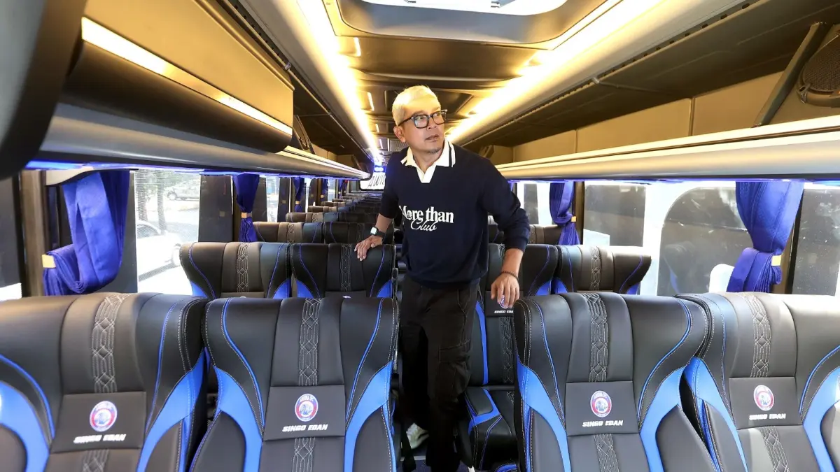 DUKUNG OPERASIONAL TIM: General Manager Arema FC Yusrinal Fitriandi mengecek bagian interior bus baru timnya, kemarin. (Darmono/Radar Malang)