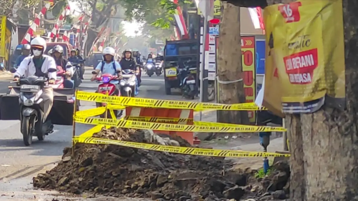 Kebocoran pipa PDAM di Jalan Kebonsari, pagi ini.  (Istimewa)