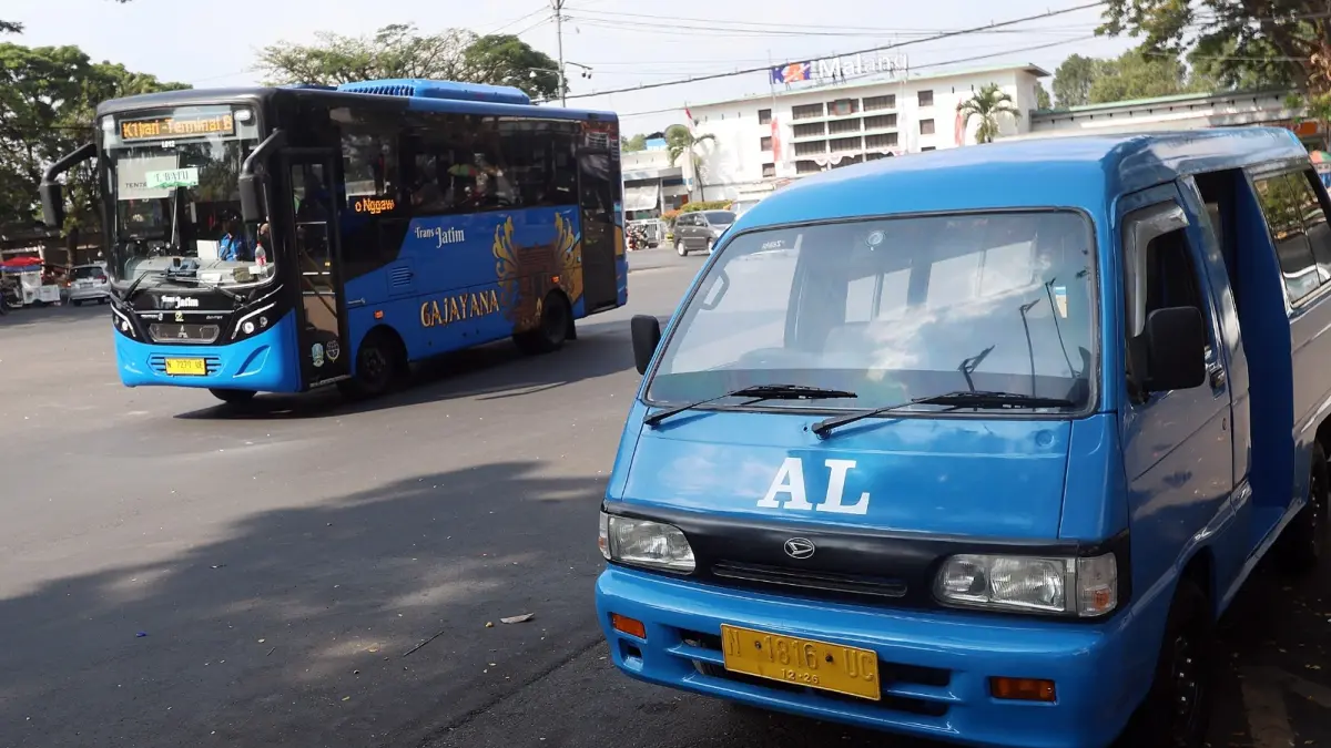 MASIH DIDALAMI: Salah satu Bus Trans Jatim melintas di Jalan Kertanegara, kemarin. Rencana program feeder atau angkutan pengumpan mulai dibahas pemprov dan pemkot. (Darmono/Radar Malang)