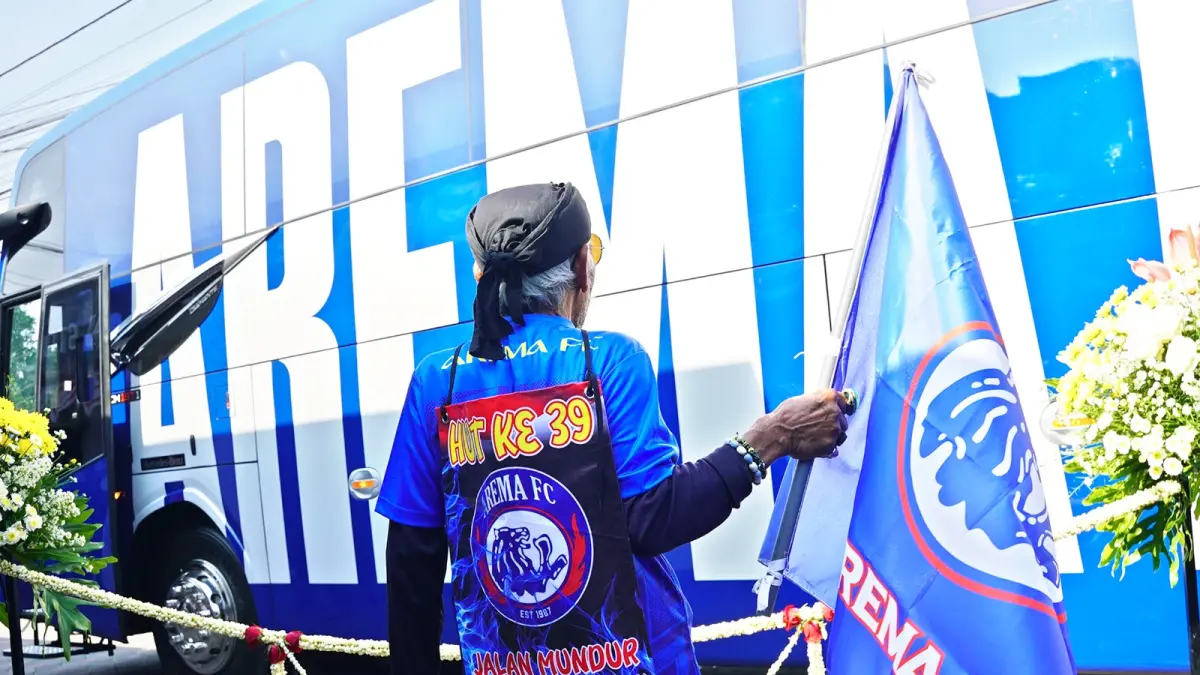 SEMANGAT: Aremania Kusno Hadi hendak melakukan start jalan mundur di depan Kantor Arema FC Kandang Singa, kemarin (11/8). 