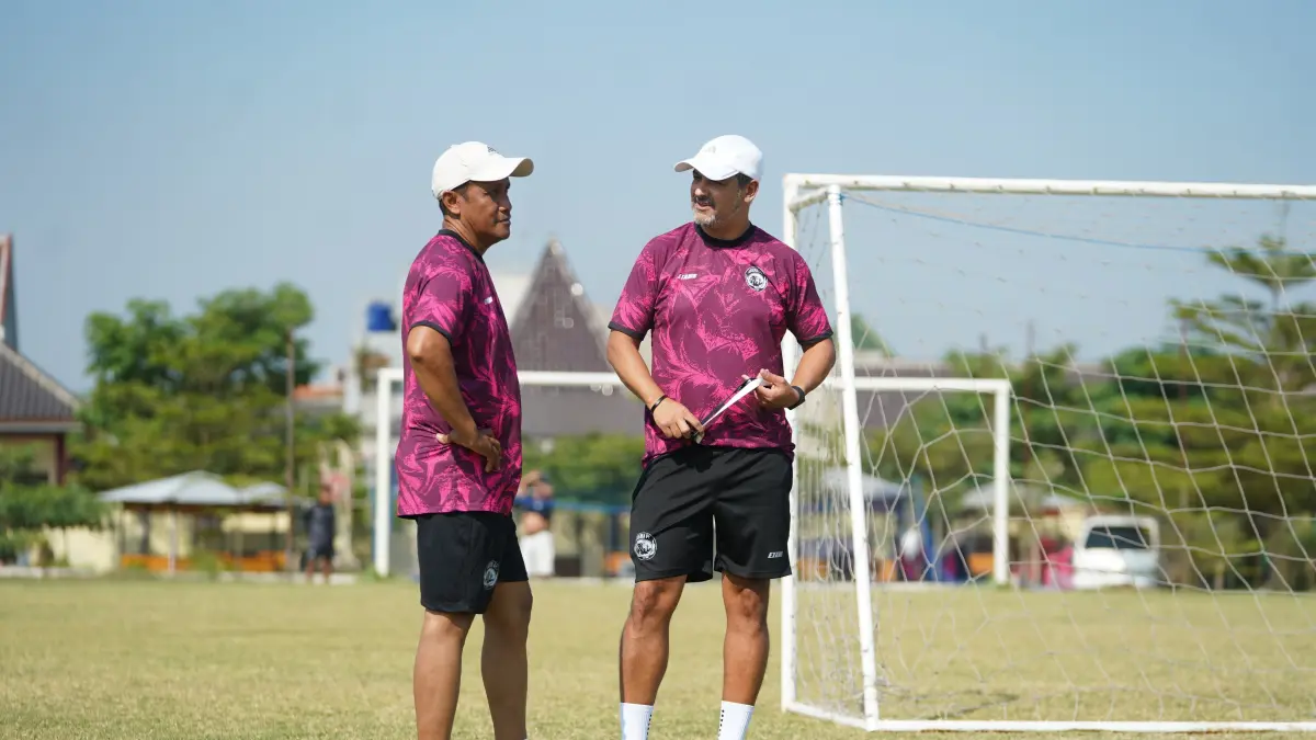 DISKUSI: Doni Suherman (kiri) berbincang dengan Marcos Santos dalam sesi latihan tim di Dreams Football Pitch, Pakis Kemarin. (foto: MO Arema FC)