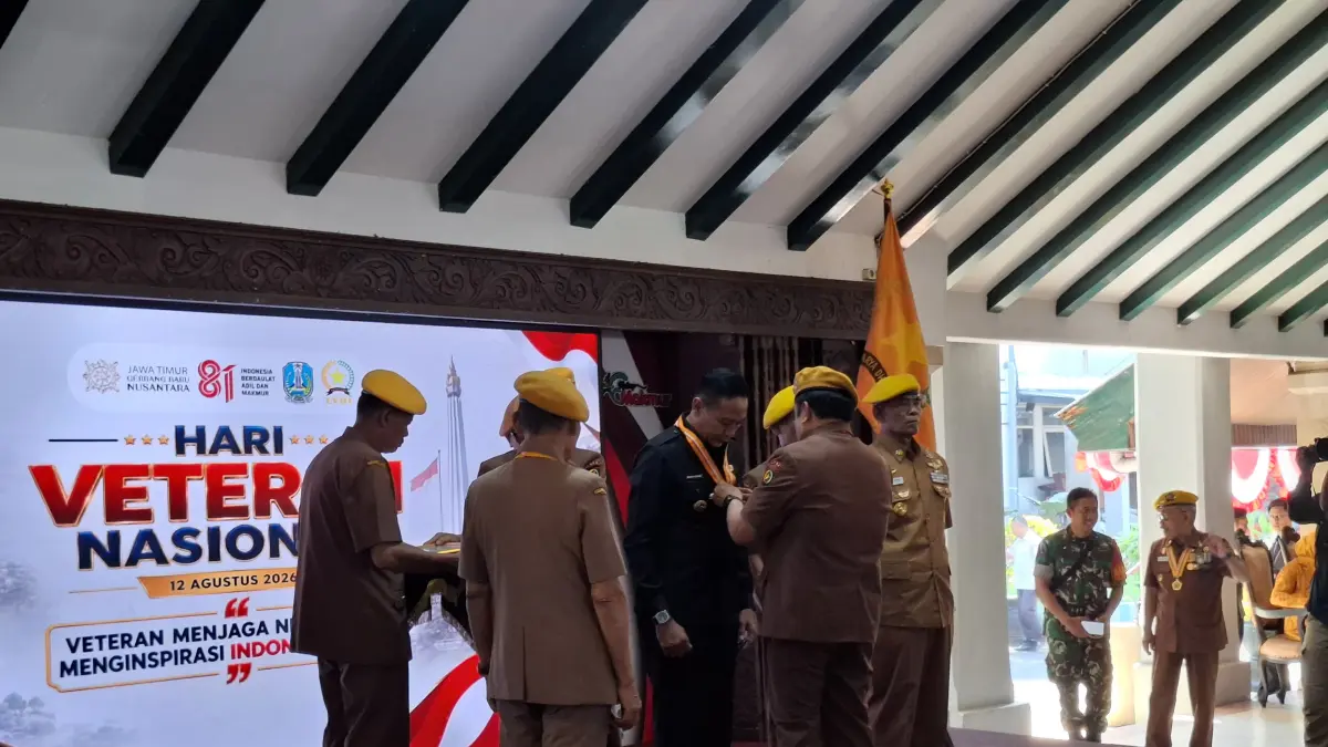 Gubernur Jawa Timur Khofifah Indar Parawansa dan Wali Kota Malang Wahyu Hidayat menerima penghargaan Bintang LVRI dalam peringatan Hari Veteran Nasional 2026. (Biyan Mudzaky Hanindito/Radar Malang)