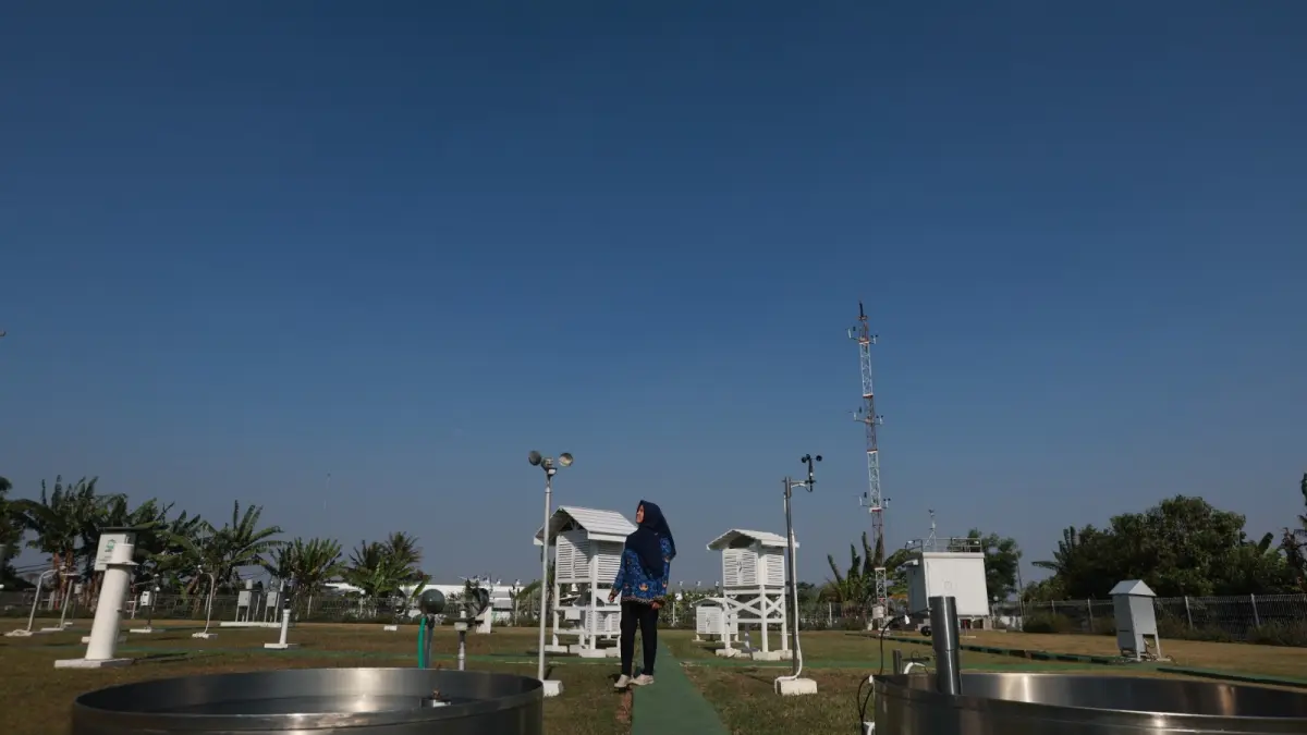 HARUS WASPADA: Petugas BMKG Karangploso Malang tengah melakukan pengecekan peralatan. Salah satunya anemometer untuk mendeteksi dan mengukur kecepatan angin. 