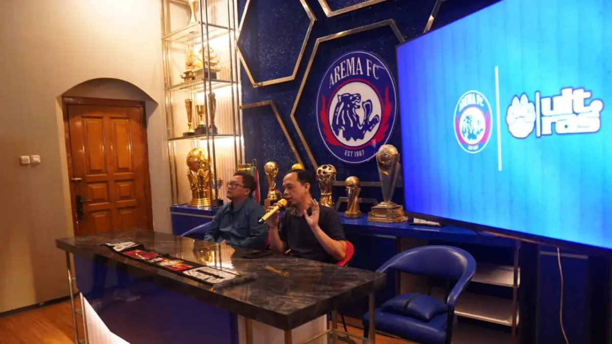 KOLABORASI: Owner Ultras Apparel Ivan Syahrul (kanan) resmi menjalin kerja sama dengan Arema FC (MO: Arema FC)