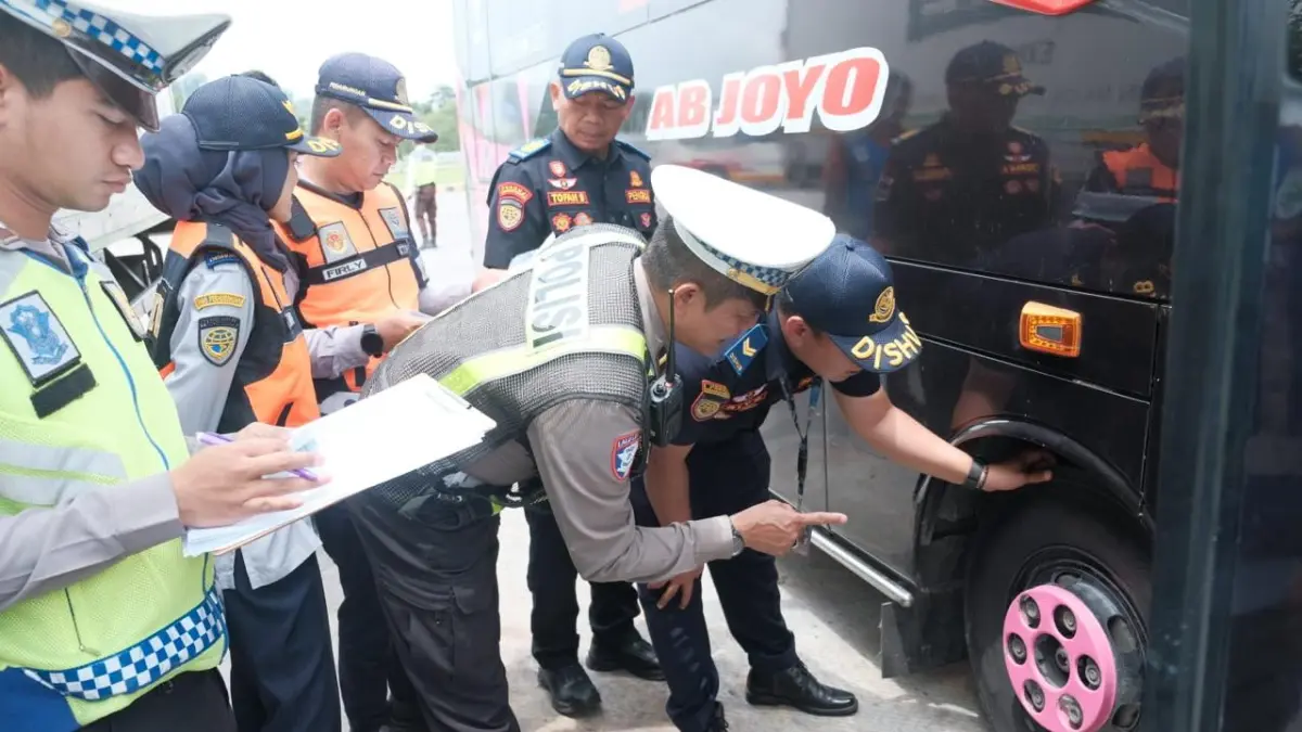 KORBAN LALIN: Tim gabungan dari polisi dan Dishub Kabupaten Malang memeriksa kendaraan di rest area Tol Singosari beberapa waktu lalu.