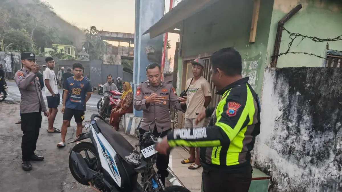 Polisi melakukan olah TKP kecelakaan di Sumbermanjingwetan. (Dokumen Humas Polres Malang)