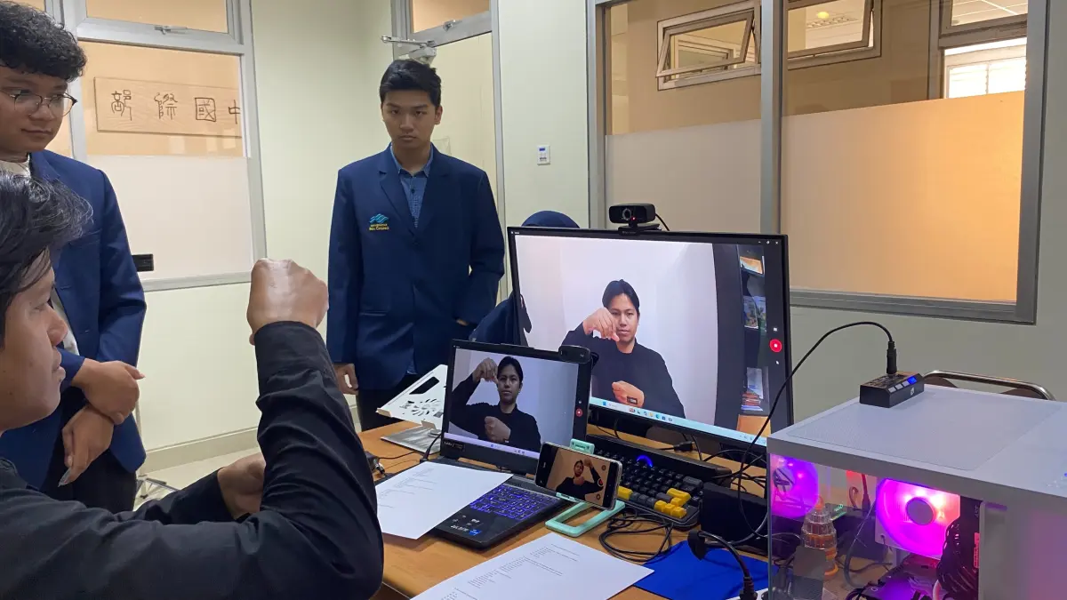 Proses pengujian MedSign bersama pengguna penyandang tunarungu.