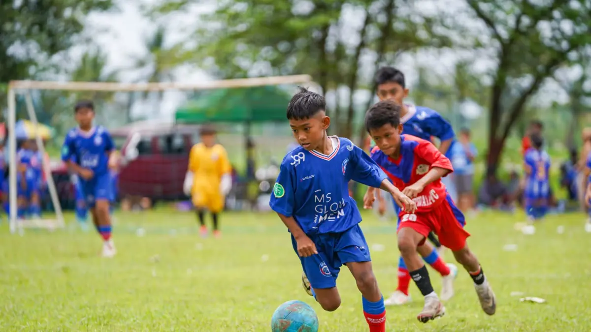 Seorang pemain SSB menggiring bola. (MO Arema FC)