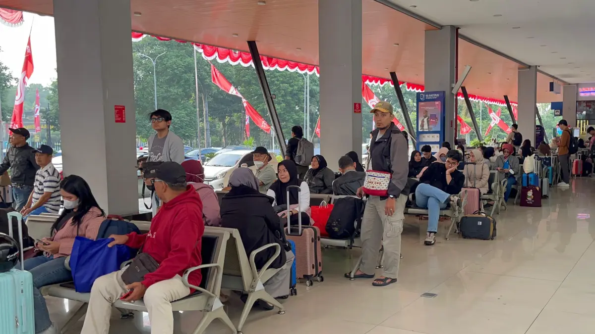 ADA DISKON KHUSUS: Ornamen serba merah putih mulai menghiasi Stasiun Malang. KAI Daop 8 Surabaya bakal menyediakan diskon khusus untuk perjalanan 17 Agustus mendatang. (KAI Daop 8 Surabaya For Radar Malang)