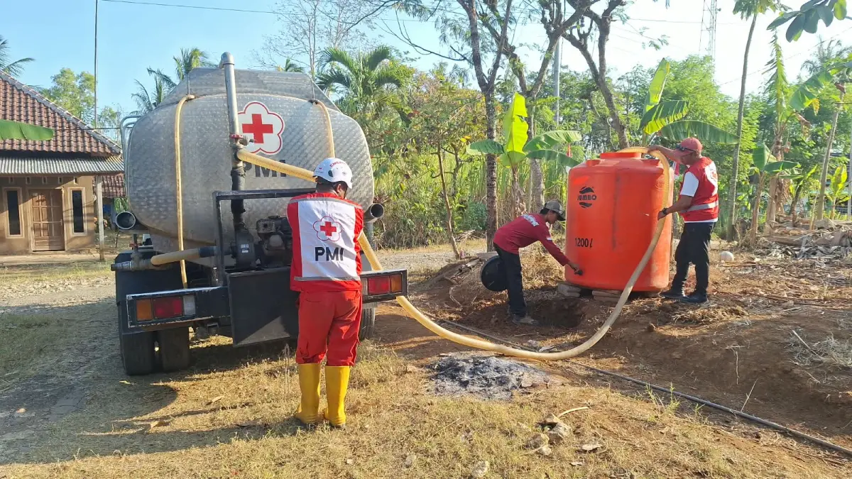 Dropping air bersih di desa-desa terdampak kekeringan