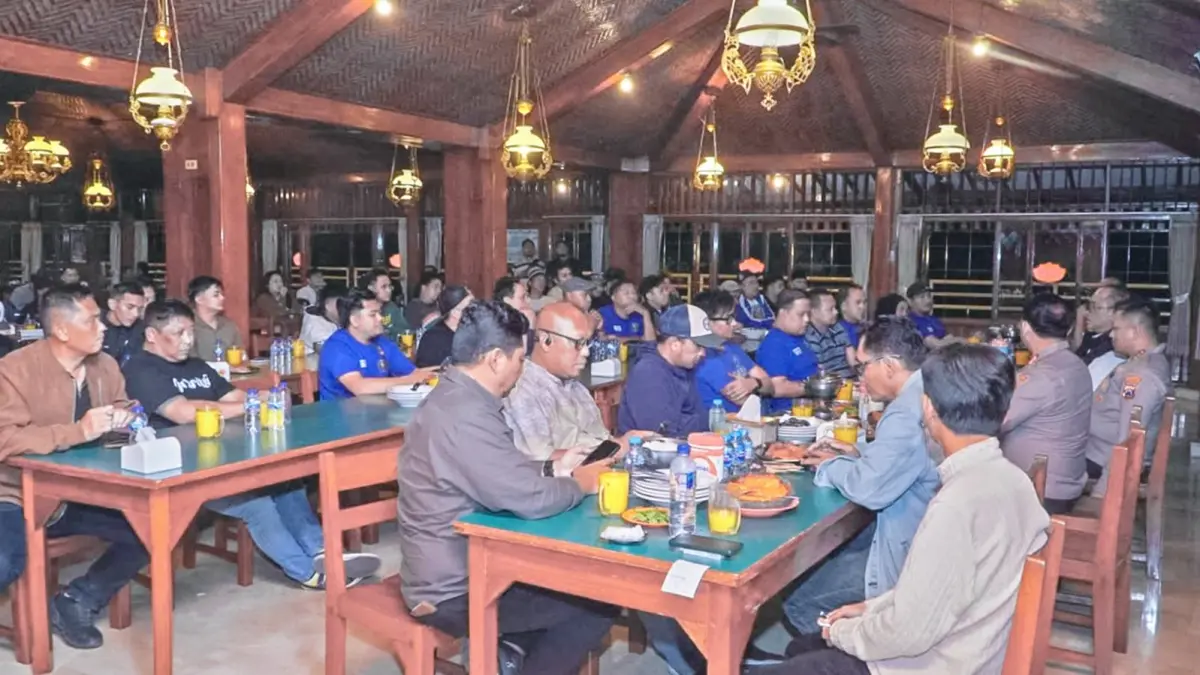 JAGA JAWA TIMUR: Sejumlah Aremania dan Bonek melakukan pertemuan di Pasuruan yang diinisiasi Polresta Malang Kota bersama Dirintelkam Polda Jatim, Rabu lalu (12/8).