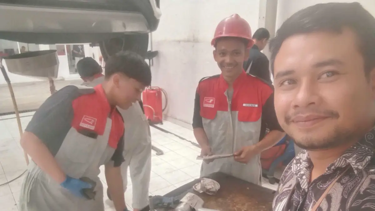 KONSISTEN : Kegiatan implementasi Teaching Factory (TeFa) oleh Suharianto ST bersama para siswa Program TKR SMK Negeri 1 Gedangan.