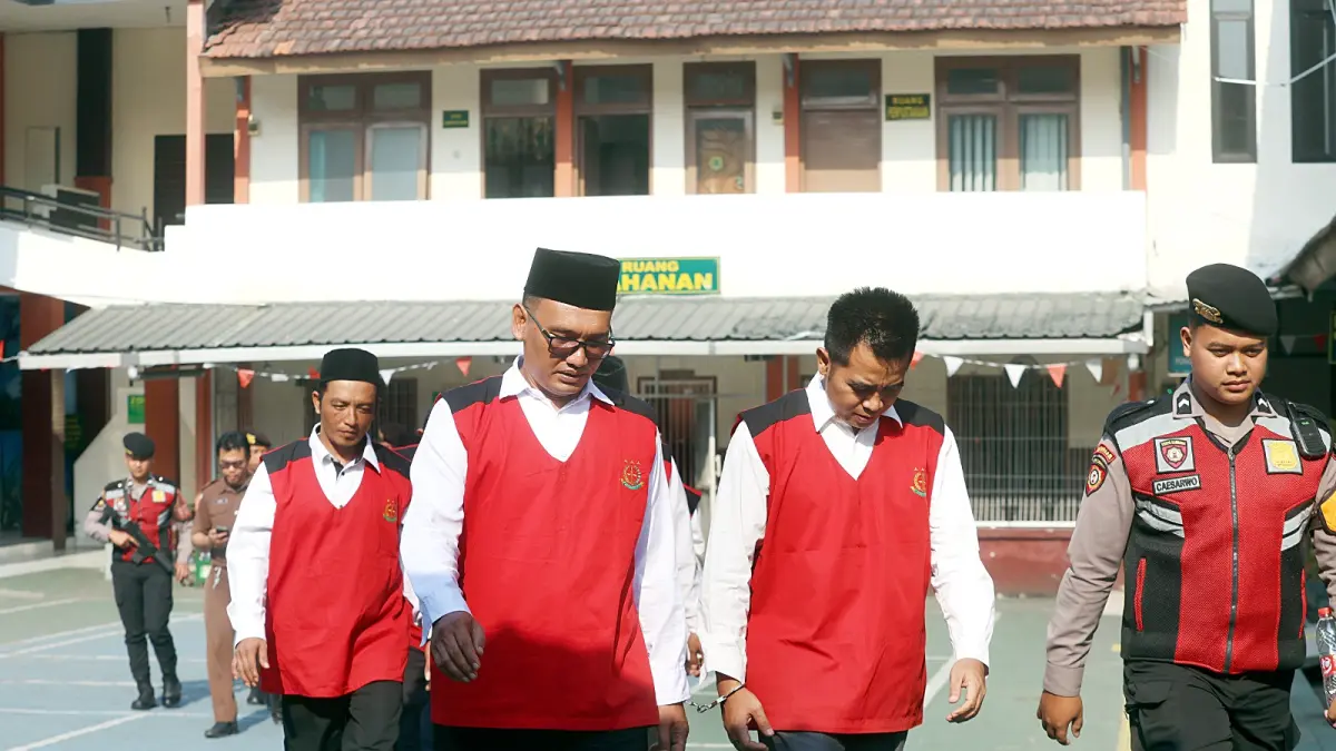 LANJUT PEKAN DEPAN: Agus Muhamad Saleman (depan kiri), terdakwa satu kasus pembunuhan mahasiswi UMM setelah mengikuti sidang tuntutan yang tertunda di PN Malang, kemarin. Foto: Darmono/Radar Malang