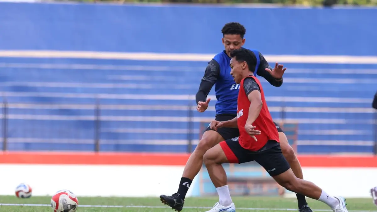 MENEMPA DIRI: Arkhan Fikri berusaha lepas dari penjagaan Walisson Maia dalam sesi latihan di Stadion Gajayana, kemarin (Foto: Darmono/Radar Malang)