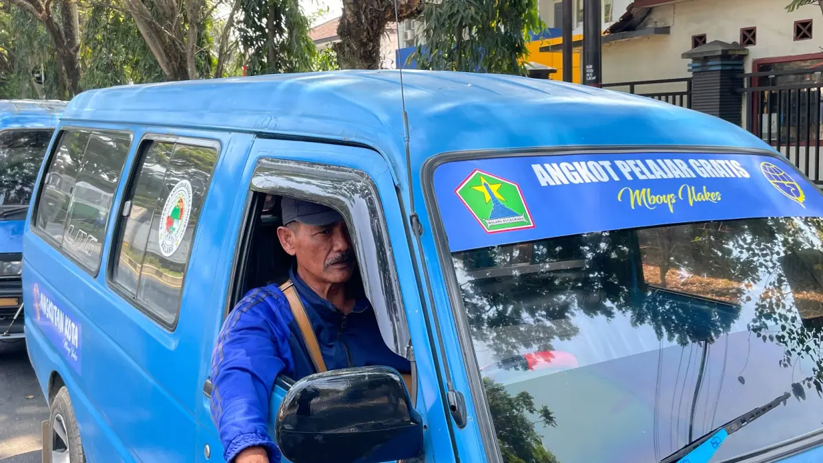 PERSIAPAN AKHIR: Beberapa angkot yang terparkir di depan Kantor Dishub Kota Malang sudah dipasangi stiker program angkutan pelajar gratis, kemarin. (Andika Satria Perdana/Radar Malang)