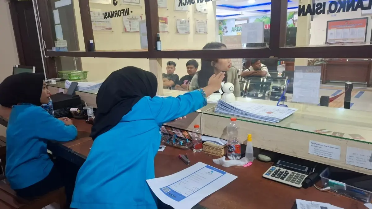Petugas melayani warga yang mengurus SKCK