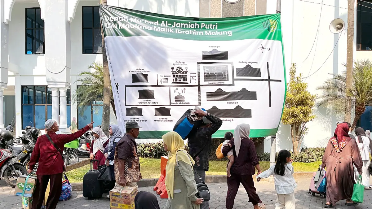 RAMAI: Sejumlah orang tua mengantar mahasiswa baru (maba) UIN Maliki Malang untuk masuk ke ma’had, kemarin (12/8).FOTO: NAHDIATUL AFFANDIAH/RADAR MALANG